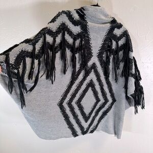 Chunky knit poncho fringe batwing black white kimono festival sweater medium